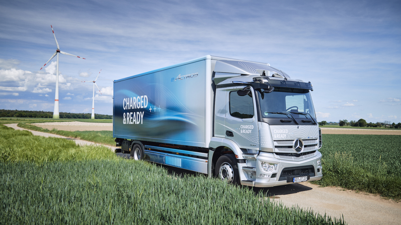 Daimler, new long-distance electric trucks for greener shipping