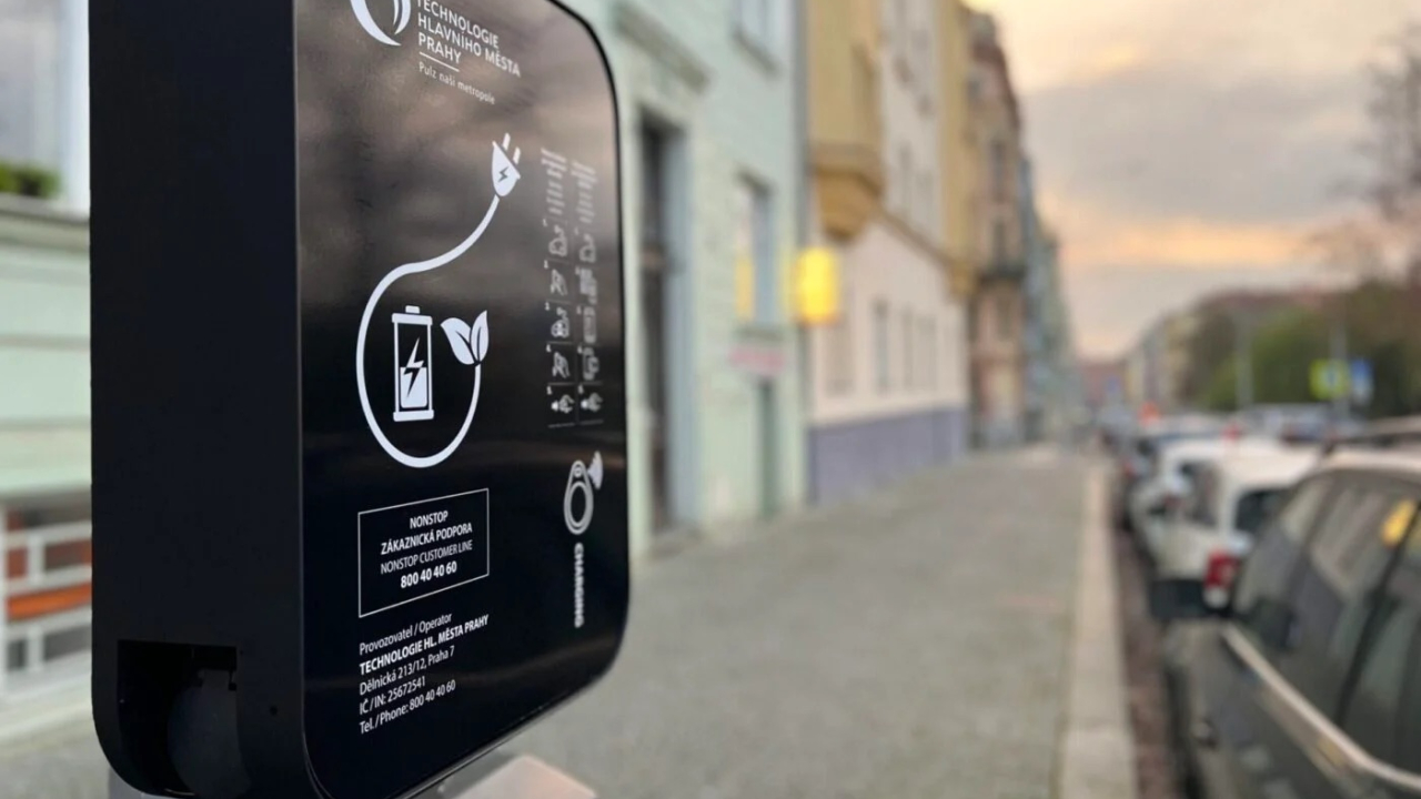 Praga transformă iluminatul stradal în puncte de încărcare pentru mașini electrificate
