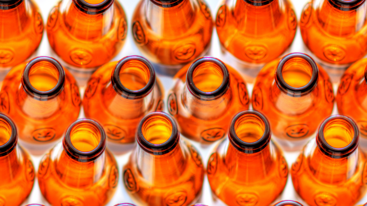 Carlsberg va începe testarea sticlelor sustenabile pe bază de lemn