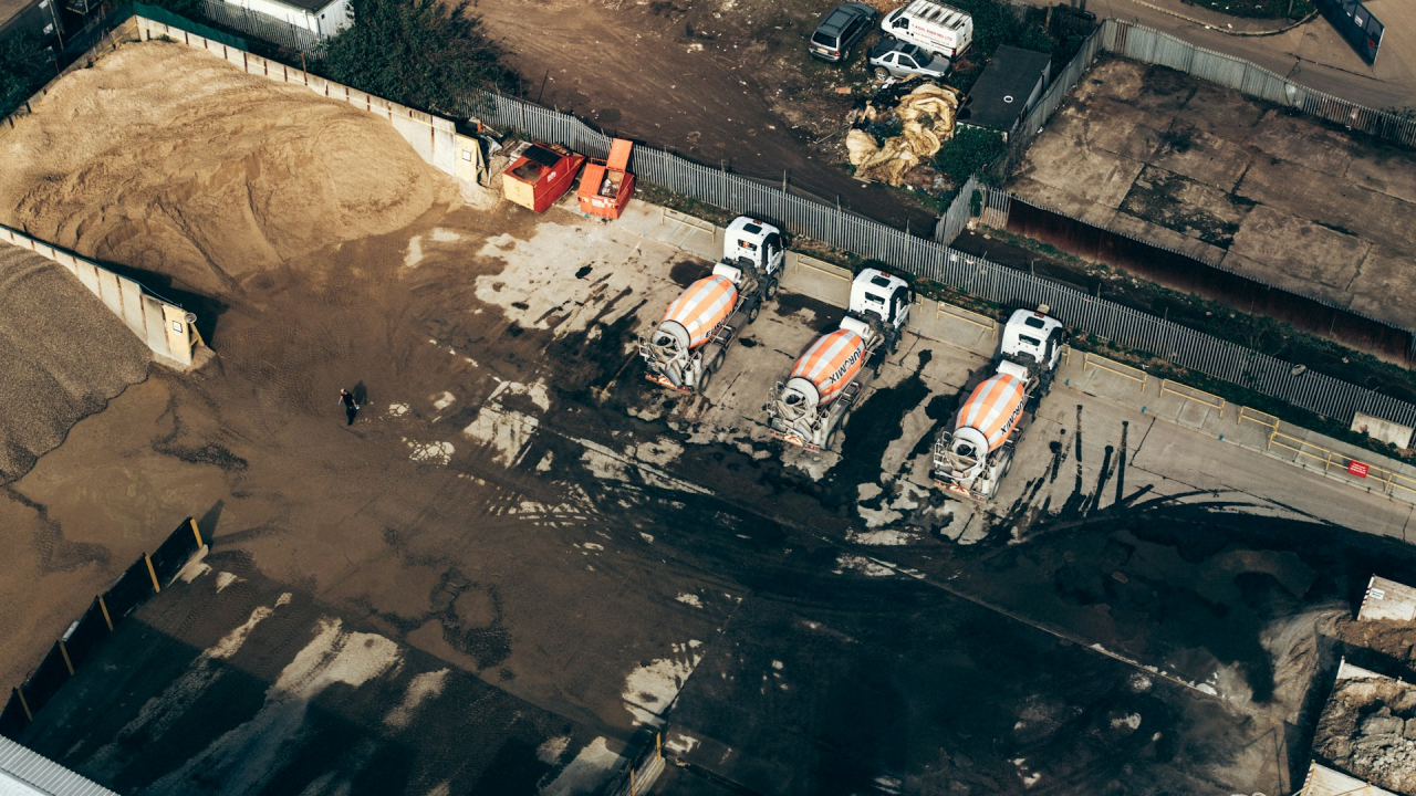 Holcim ar putea plasa cea mai mare comandă de camioane electrice din prezent