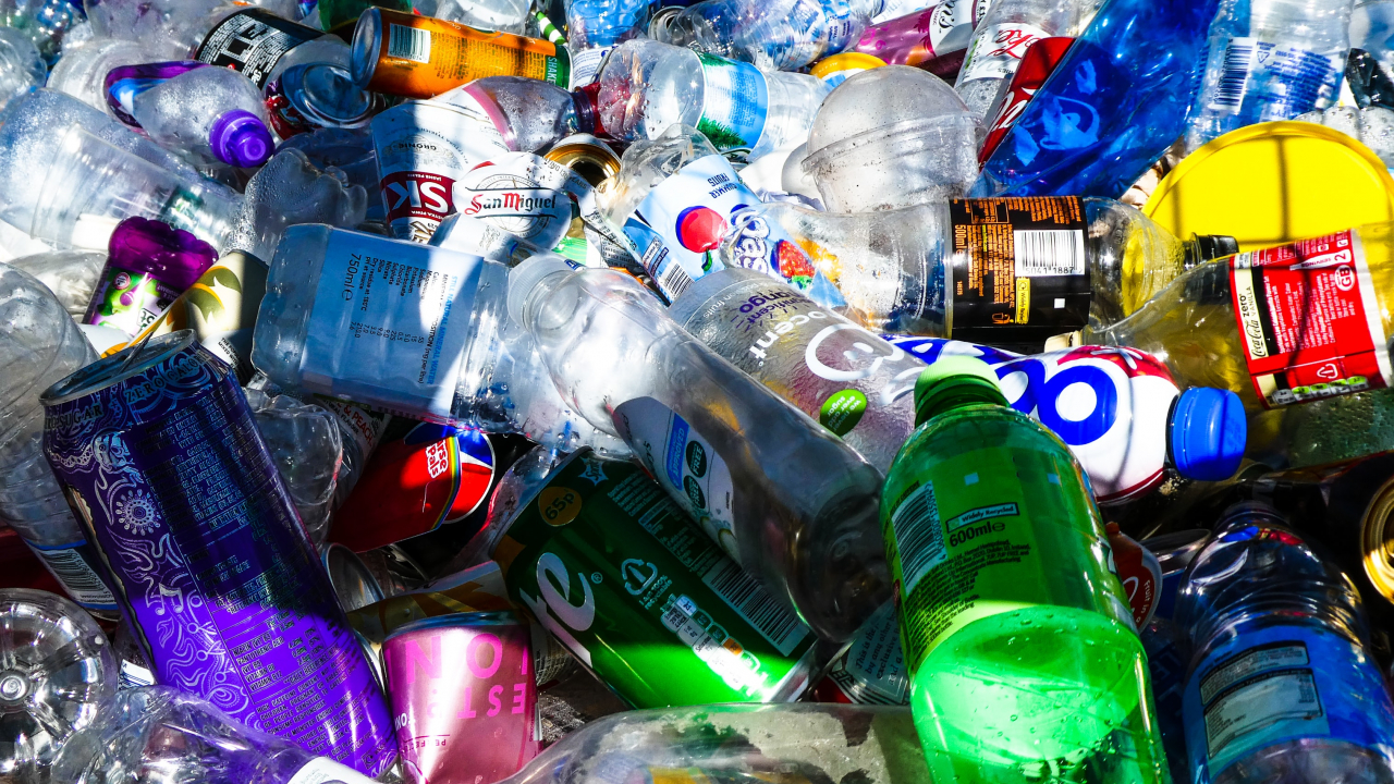 Opt companii inovatoare luptă împreună împotriva poluării cu plastic