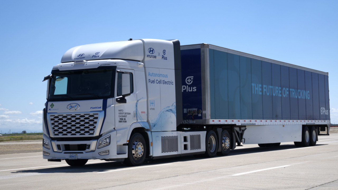 Hyundai prezintă primul camion cu hidrogen din lume ce poate conduce fără șofer