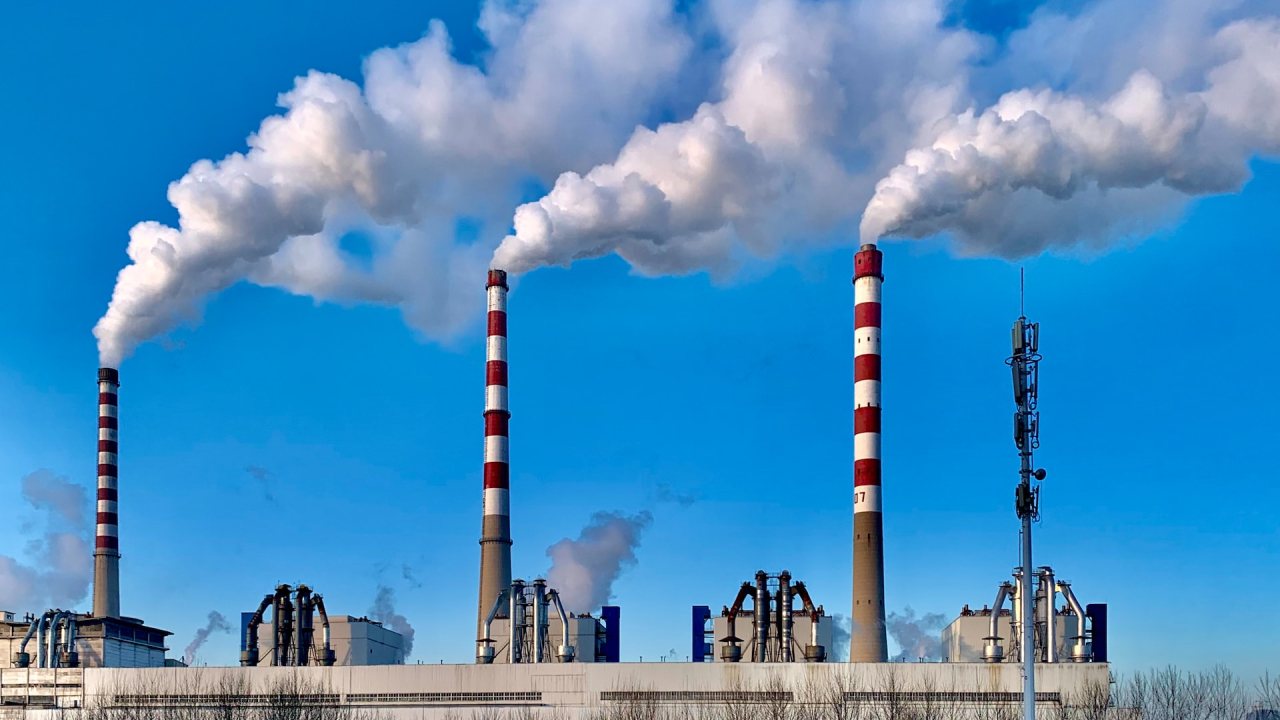 Producția energetică în 2022, mai poluantă din cauza combustibililor fosili