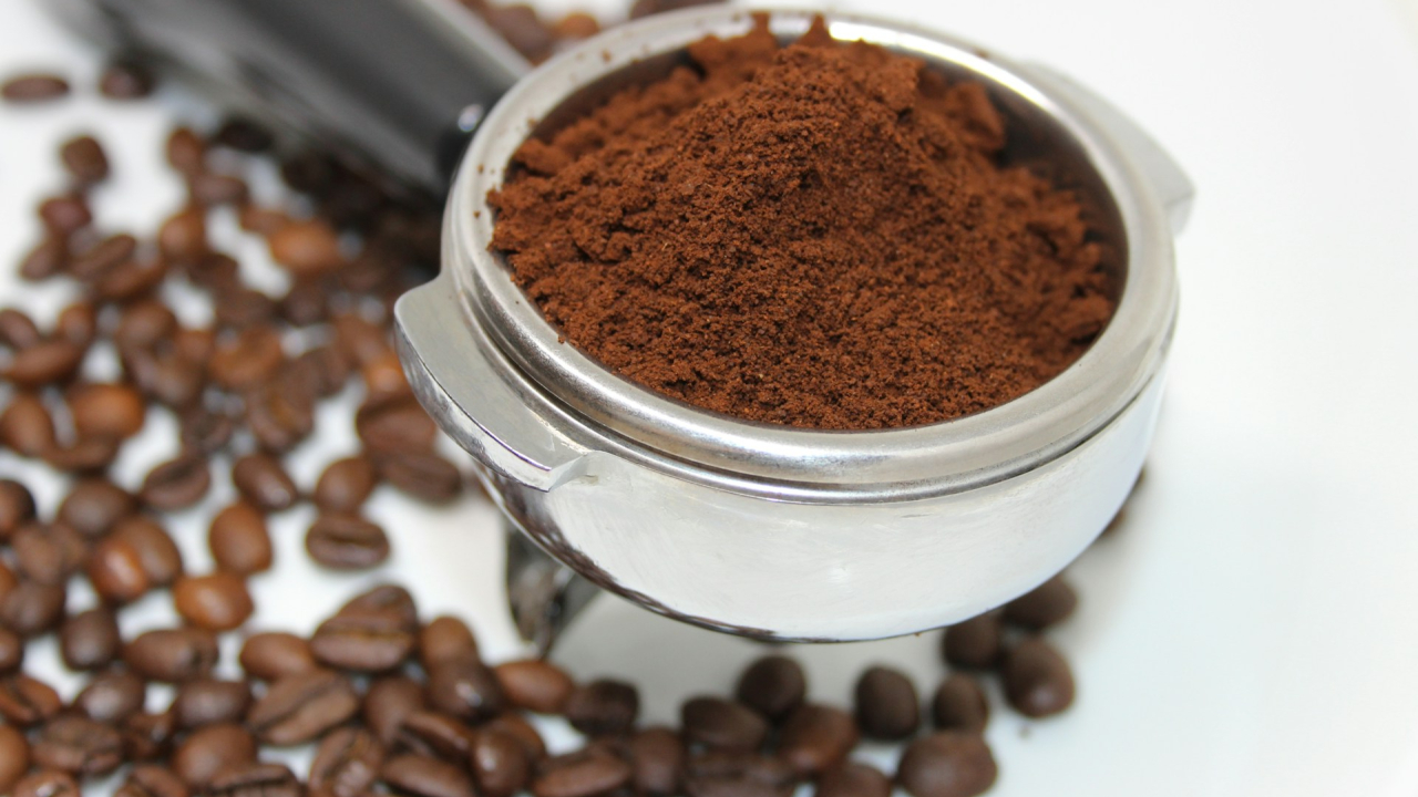Studiu: Zațul de cafea, produsul-minune pentru o agricultură fără erbicide