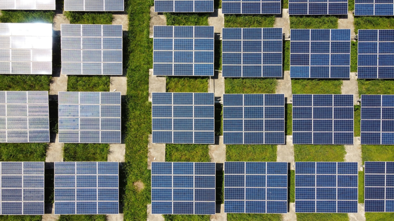 Sursele regenerabile ne oferă energie curată și mai accesibilă, spun experții