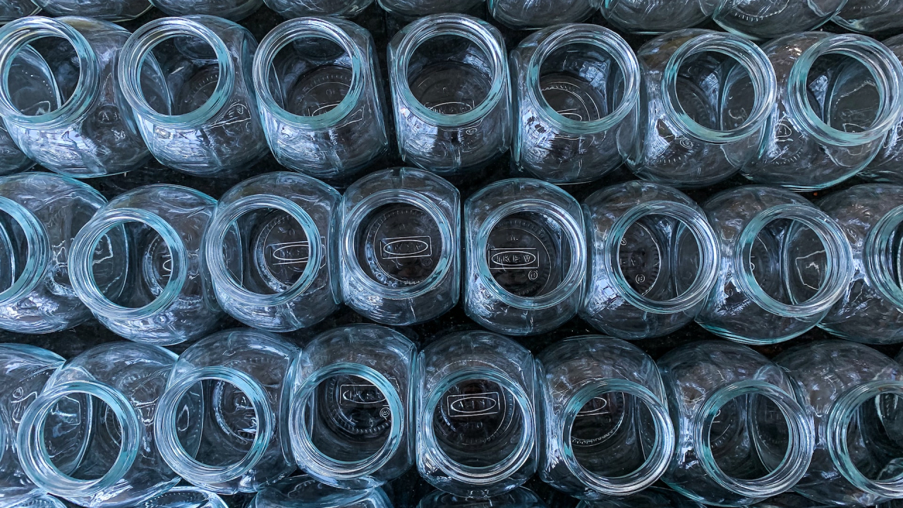 Cum se reciclează: sticla, materialul-minune ce poate fi reciclat la infinit