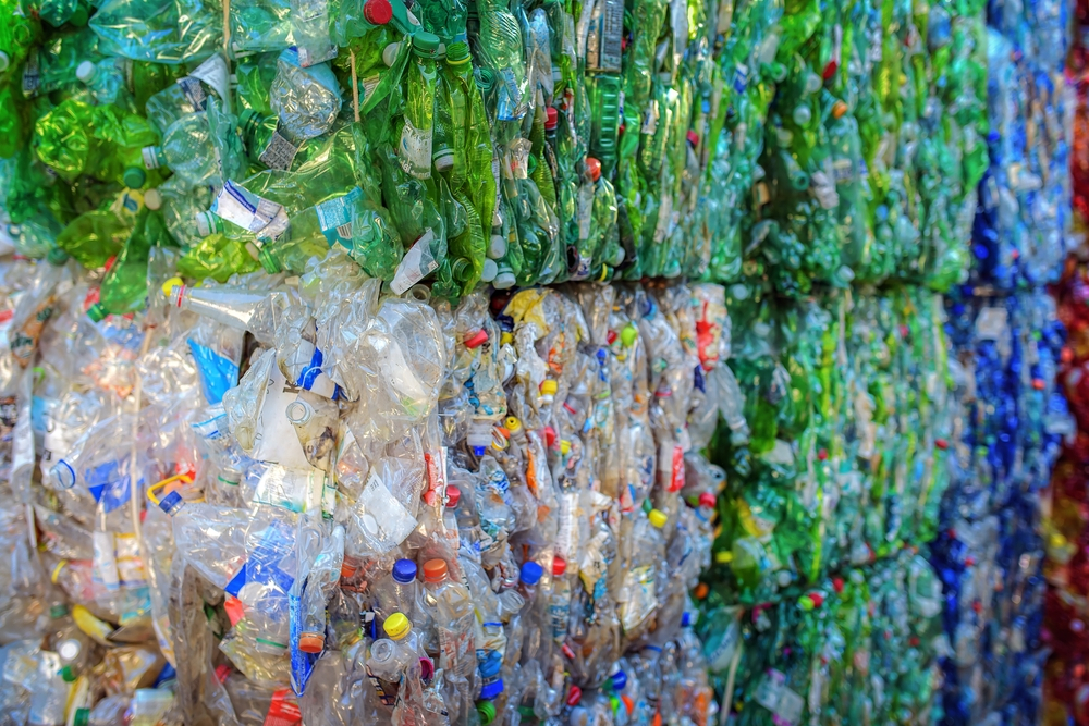 Cum funcționează catalizatorul care reciclează plasticul fără sortare