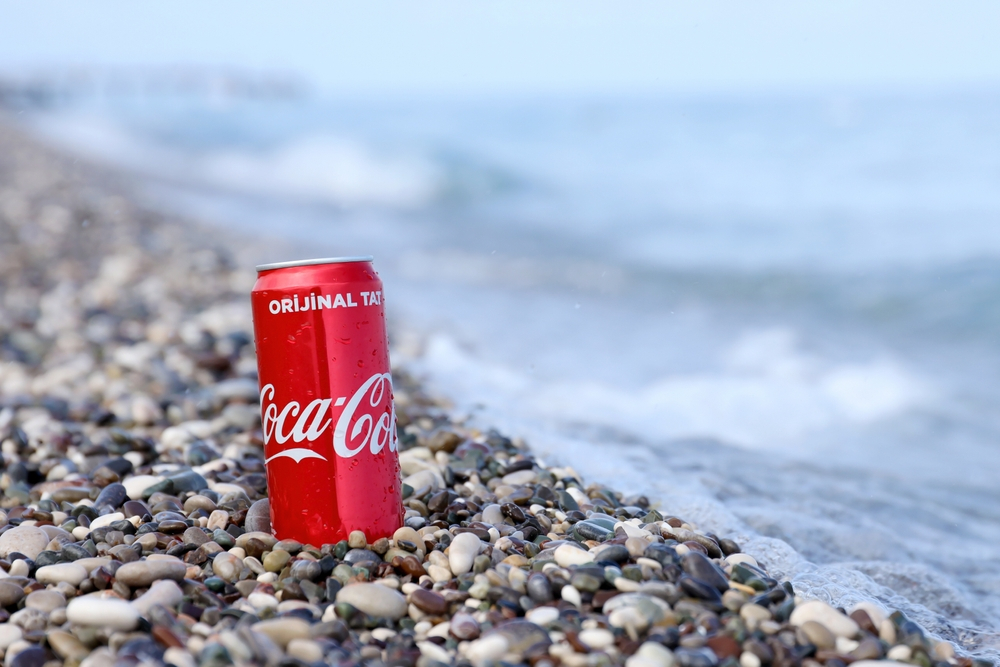 Peste 602 milioane kg deșeuri de la Cola ar putea ajunge anual în oceane
