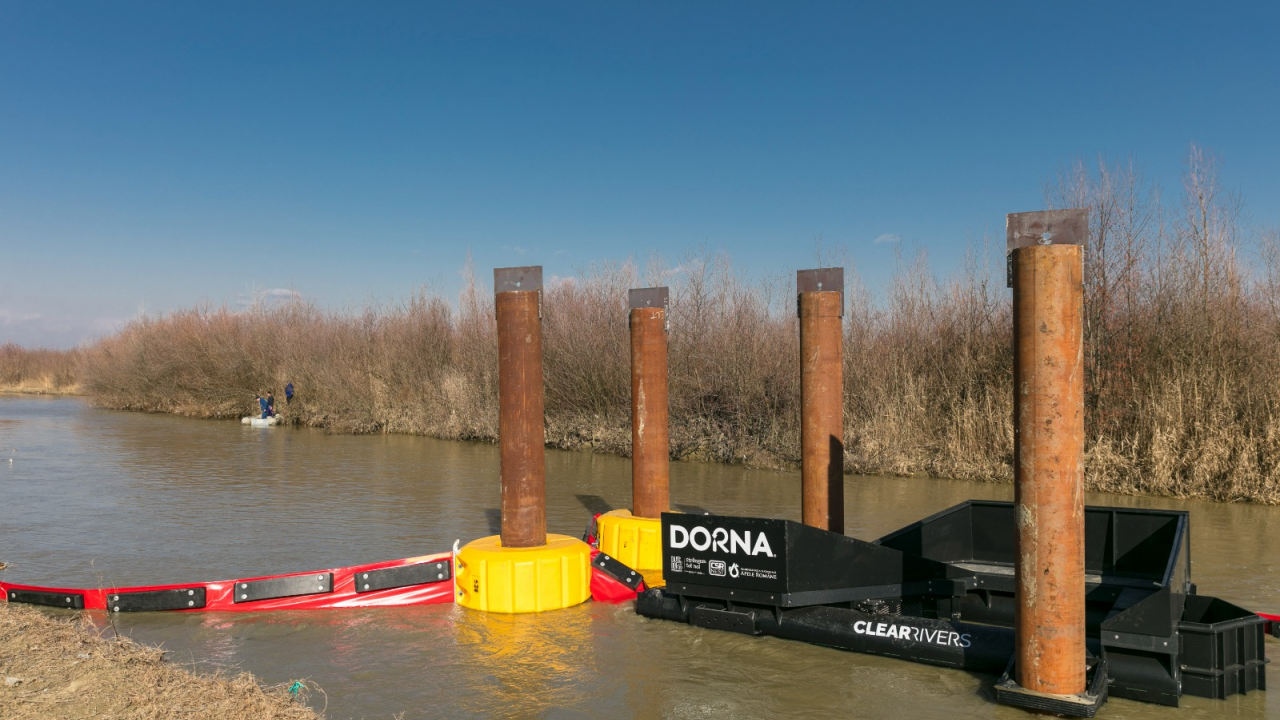 Dorna a instalat primul dispozitiv de colectare a deșeurilor pe râul Dâmbovița