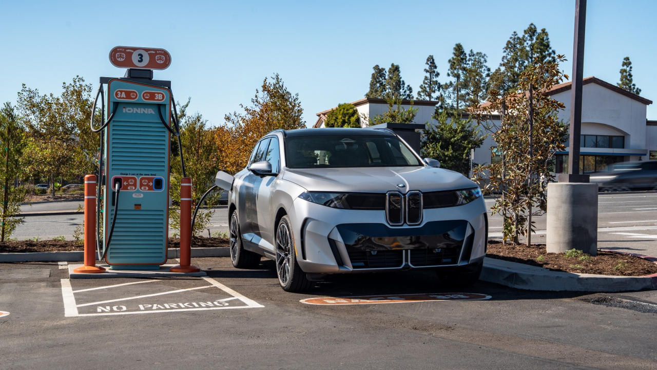 BMW iX5 se încarcă în doar 22 de minute într-un proiect demonstrativ