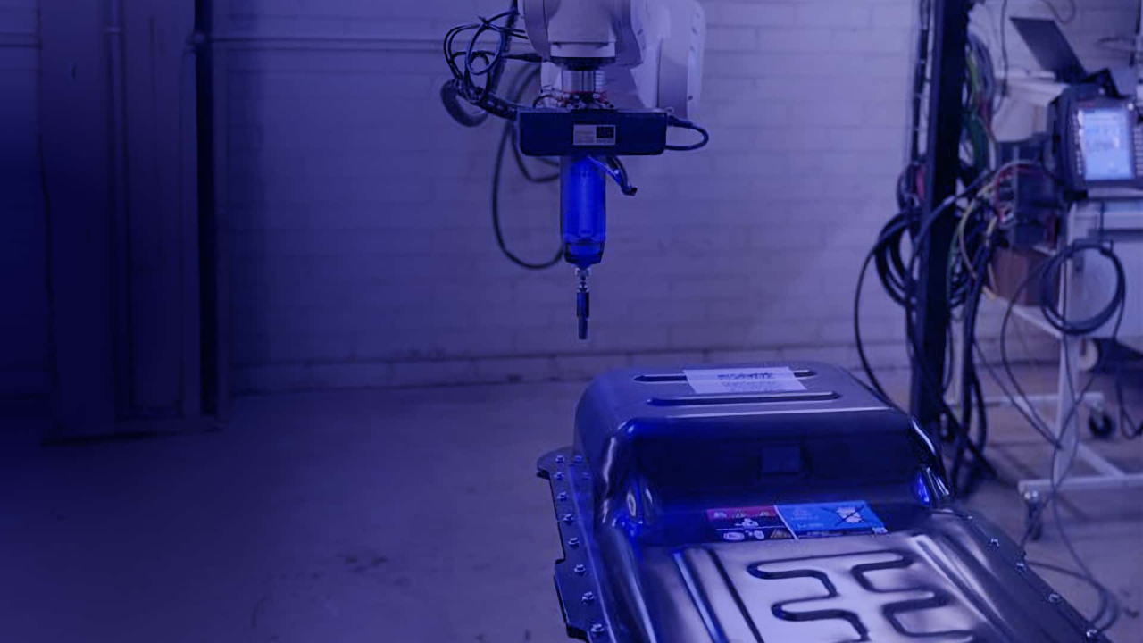 Robotul autonom dezvoltat în Europa care pregătește baterii auto pentru reciclare