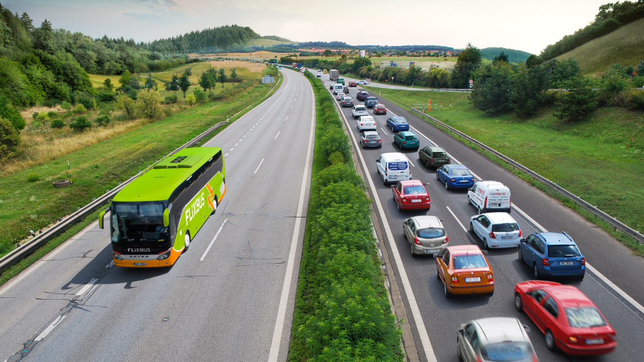 Cum ajută călătoriile colective cu autobuzul la reducerea amprentei de carbon
