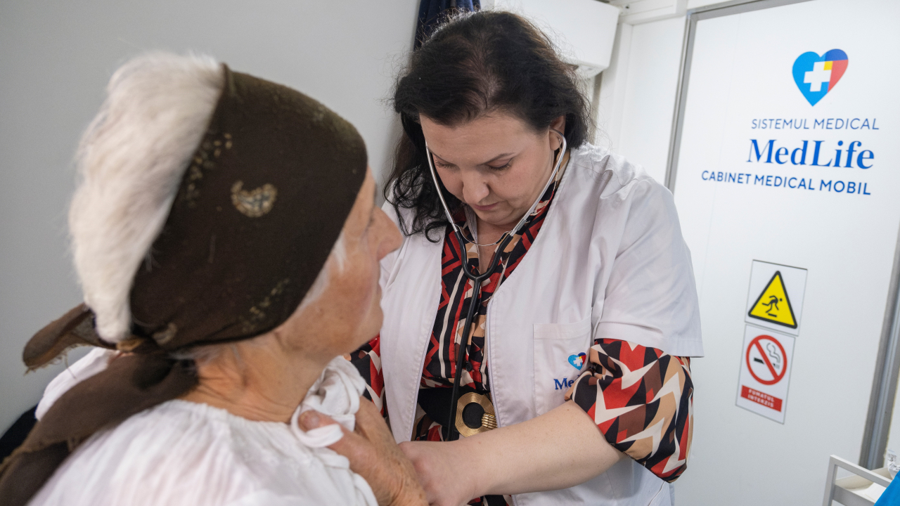 MedLife oferă comunităților vulnerabile consultații gratuite prin „Caravana cu Sănătate”