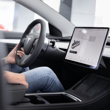 How much does it cost to produce a Tesla car and what is the profit per model