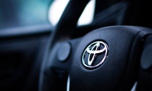 Toyota simte efectele crizei de semiconductori la producția de vehicule