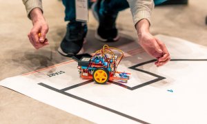 200 de elevi participanți la hackathonul robotic al Fundației Globalworth