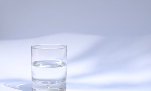 Dispozitivul alimentat de soare care face apă potabilă cu un cost de 4 dolari