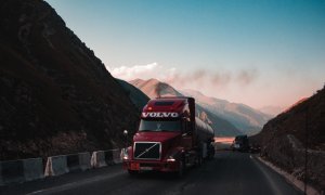 Volvo tests hydrogen-powered trucks for long-haul transport