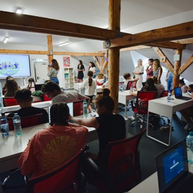 Sală de informatică în cadrul SOS Satele Copiilor pentru dezvoltarea abilităților digitale