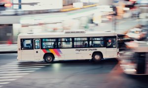 Norvegia a pus în funcțiune un autobuz (aproape total) autonom