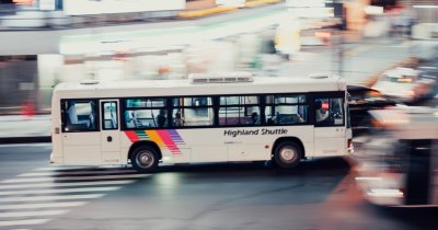 Norvegia a pus în funcțiune un autobuz (aproape total) autonom