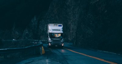 Primul camion electric Scania pentru transportul lemnului poate „căra” 80 de tone