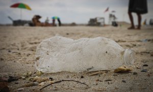 Românii și marea de deșeuri: PET-uri, pungi și bidoane sunt aruncate pe plajă