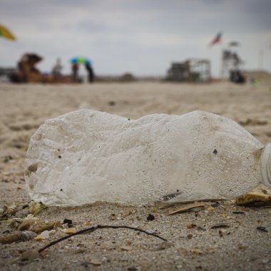Românii și marea de deșeuri: PET-uri, pungi și bidoane sunt aruncate pe plajă