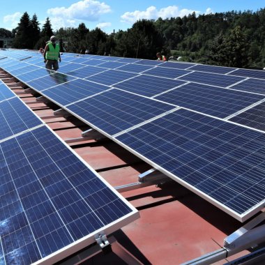 Slovacii de la TESLA aduc panouri solare pe acoperișurile clădirilor Element Industrial