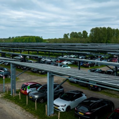 Statul francez, lege ca parcările să fie acoperite cu panouri solare