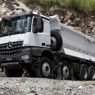 Mercedes-Benz prezintă noi camioane electrice pentru șantiere mai curate