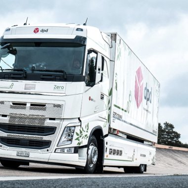 Camionul care poate face posibil transportul de marfă pe distanțe foarte lungi