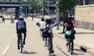 Mersul cu bicicleta la școală, un obicei care poate revoluționa transportul urban