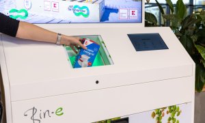 Un retailer instalează coșuri inteligente pentru sortarea automată a deșeurilor