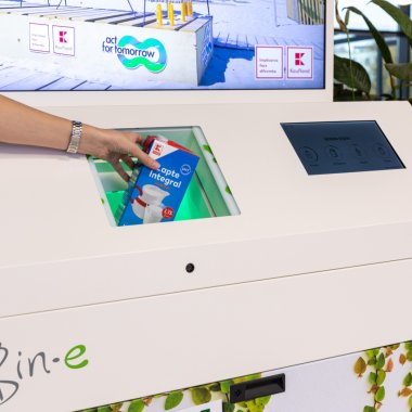 Un retailer instalează coșuri inteligente pentru sortarea automată a deșeurilor