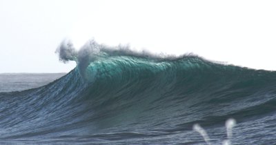 Valurile ar putea fi sursa de energie a viitorului pentru comunitățile de coastă