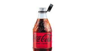 Sistemul Coca-Cola introduce în România sticlele de plastic cu capace atașate