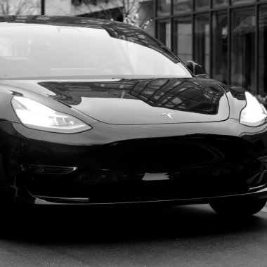 Tesla va folosi baterii „low-cost” pentru unele dintre modelele sale electrice