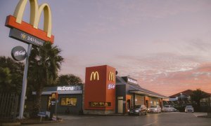 Tacâmurile biodegradabile și energia curată, viitorul fast-food-urilor din lume