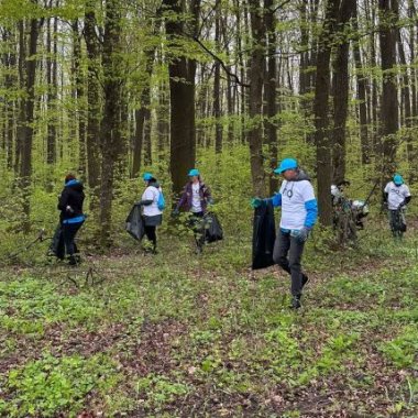 Sarantis România și Let’s Do It România curăță pădurea Lucianca