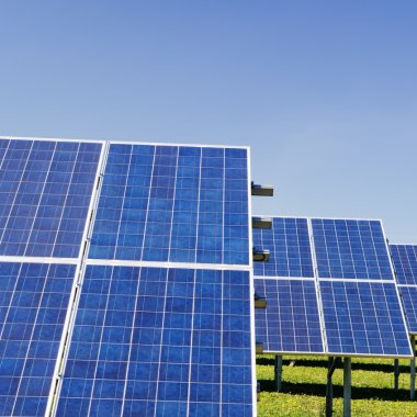 Acest material poate ajuta panourile solare să producă cu 40% mai multă energie