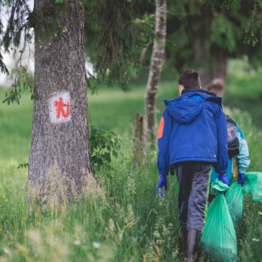 Micii voluntari au colectat 25 de tone de deșeuri de pe Via Transilvanica