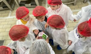 After School de vară la Danone: copiii află cum se fabrică iaurtul