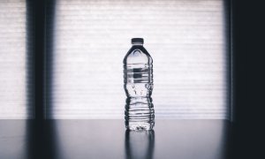 Start-up-ul francez care dă o nouă viață sticlelor de apă din plastic