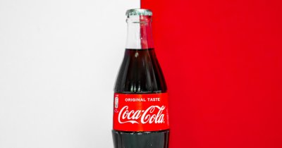 Coca-Cola investește sute de milioane în decarbonizarea producției de băuturi