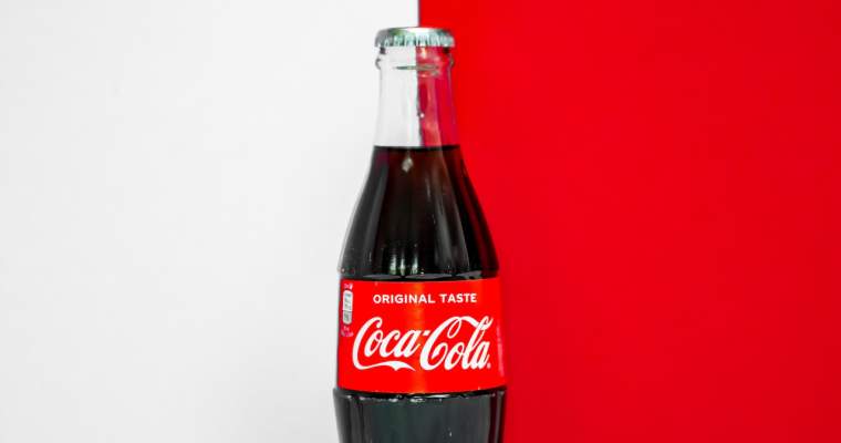 Coca-Cola investește sute de milioane în decarbonizarea producției de