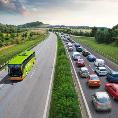 Cum ajută călătoriile colective cu autobuzul la reducerea amprentei de carbon