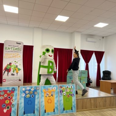 Peste 10.000 de elevi din România învață despre reciclarea bateriilor