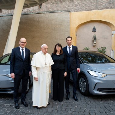 Vaticanul, flotă de mașini exclusiv electrice. Care este partenerul ales de Papă