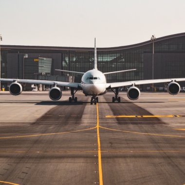 Ce este SAF-ul, „puntea” către aviația verde și cum putem zbura fără emisii